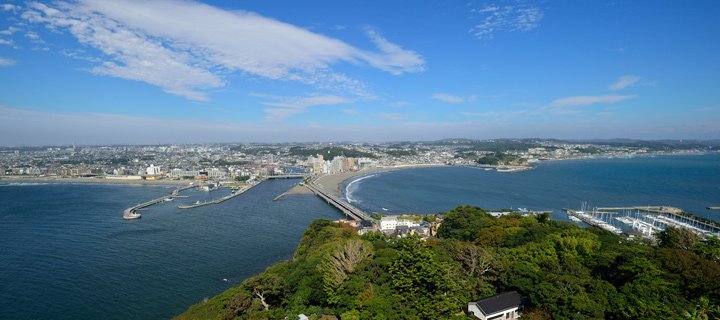 海と街並み